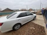 Toyota Camry 2014 года за 9 000 000 тг. в Атырау – фото 3