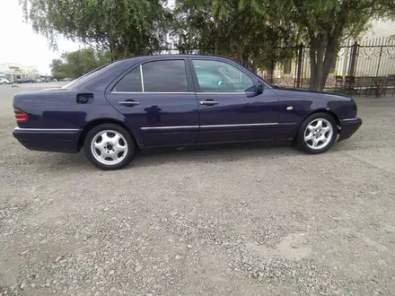 Mercedes-Benz E 230 1996 года за 3 000 000 тг. в Шу – фото 2