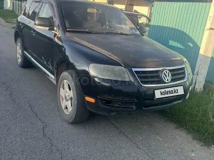 Volkswagen Touareg 2004 года за 3 500 000 тг. в Сарканд – фото 14