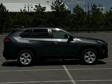 Toyota RAV4 2020 года за 12 500 000 тг. в Астана – фото 2