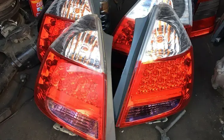 Задние фанари на Toyota Fit (2001-2007) за 15 000 тг. в Алматы