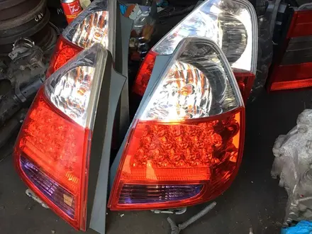 Задние фанари на Toyota Fit (2001-2007) за 15 000 тг. в Алматы – фото 2