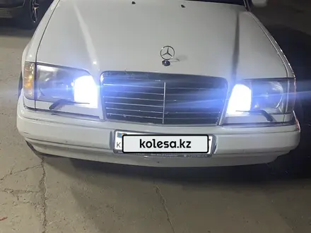 Mercedes-Benz E 220 1994 года за 2 399 999 тг. в Жаркент – фото 2