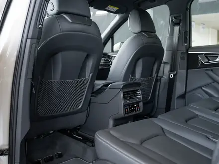 Audi Q7 55 TFSI 2026 года за 54 050 000 тг. в Алматы – фото 26