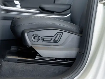 Audi Q7 55 TFSI 2026 года за 54 050 000 тг. в Алматы – фото 36