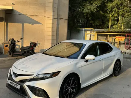 Toyota Camry 2022 года за 13 500 000 тг. в Алматы – фото 2