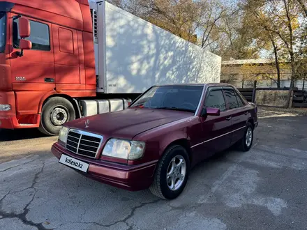 Mercedes-Benz E 220 1993 года за 1 850 000 тг. в Алматы – фото 3