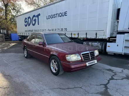 Mercedes-Benz E 220 1993 года за 1 850 000 тг. в Алматы – фото 2