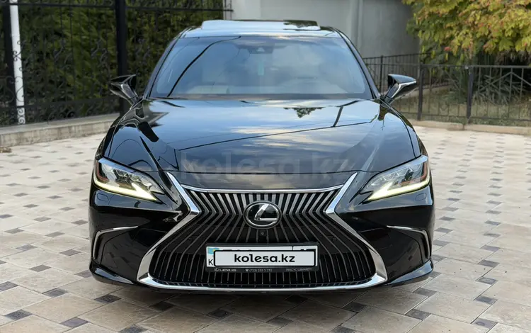 Lexus ES 250 2018 года за 21 000 000 тг. в Алматы