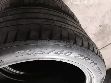 2 летние шины Pirelli 295/40/21 за 19 990 тг. в Астана – фото 2