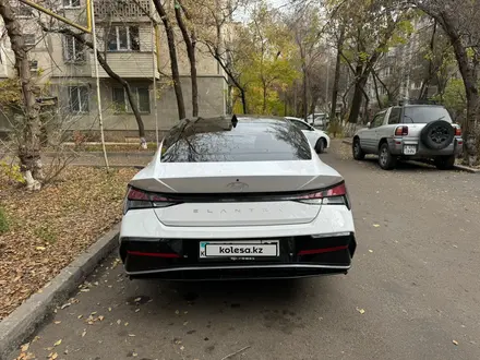 Hyundai Elantra 2023 года за 8 700 000 тг. в Алматы – фото 2