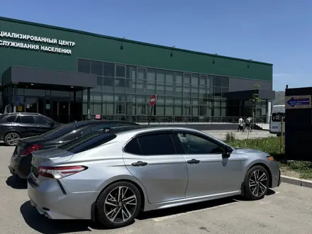 Toyota Camry 2020 года за 11 500 000 тг. в Усть-Каменогорск – фото 2