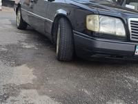 Mercedes-Benz E 220 1994 года за 1 450 000 тг. в Алматы