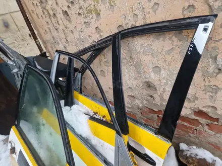 Дверь переднюю, заднюю, левую и правую. Б у оригинал. за 17 000 тг. в Актобе – фото 12