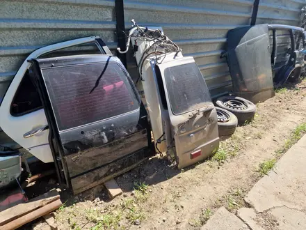 Дверь переднюю, заднюю, левую и правую. Б у оригинал. за 17 000 тг. в Актобе – фото 18