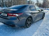 Toyota Camry 2018 года за 11 500 000 тг. в Уральск – фото 2