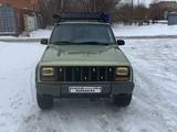 Jeep Cherokee 1997 года за 3 500 000 тг. в Астана – фото 2
