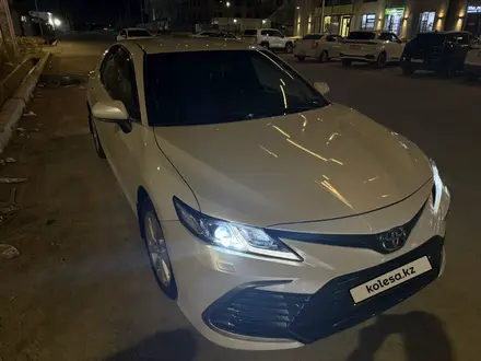 Toyota Camry 2021 года за 14 500 000 тг. в Шымкент – фото 2
