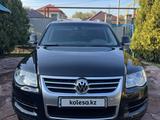 Volkswagen Touareg 2007 года за 8 000 000 тг. в Алматы – фото 2