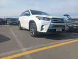 Toyota Highlander 2017 года за 12 500 000 тг. в Уральск – фото 3