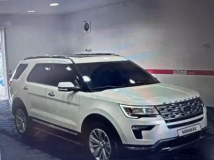 Ford Explorer 2018 года за 14 900 000 тг. в Алматы – фото 2