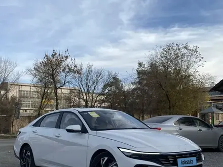 Hyundai Elantra 2024 года за 8 380 000 тг. в Алматы