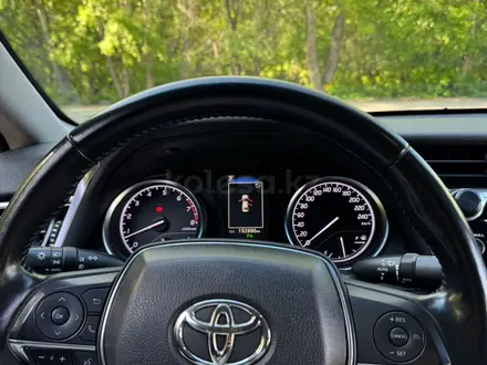 Toyota Camry 2018 года за 13 500 000 тг. в Семей – фото 17