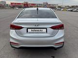 Hyundai Solaris 2020 года за 6 050 000 тг. в Караганда – фото 2