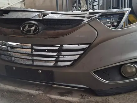 Передний бампер Hyundai Tucson 2009-2013 в Алматы – фото 2