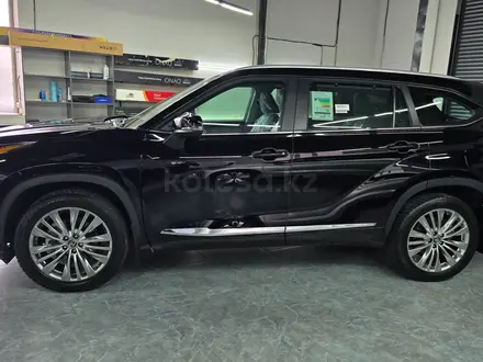 Toyota Highlander Luxe 2025 года за 31 500 000 тг. в Семей – фото 5