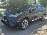 Toyota Highlander Luxe 2025 года за 31 500 000 тг. в Семей