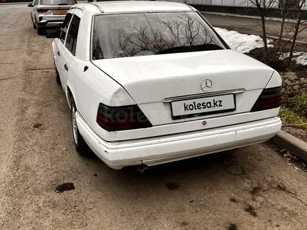 Mercedes-Benz E 220 1994 года за 1 800 000 тг. в Алматы – фото 4