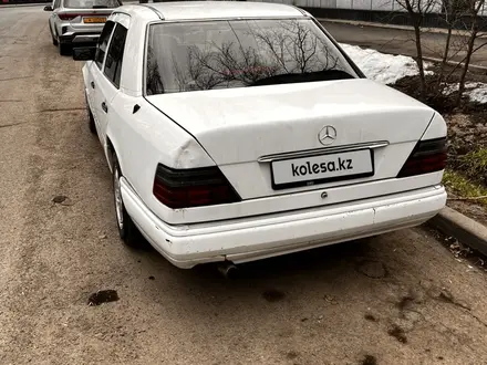 Mercedes-Benz E 220 1994 года за 1 800 000 тг. в Алматы – фото 2
