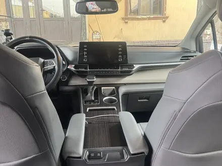 Toyota Sienna 2022 года за 22 300 000 тг. в Алматы