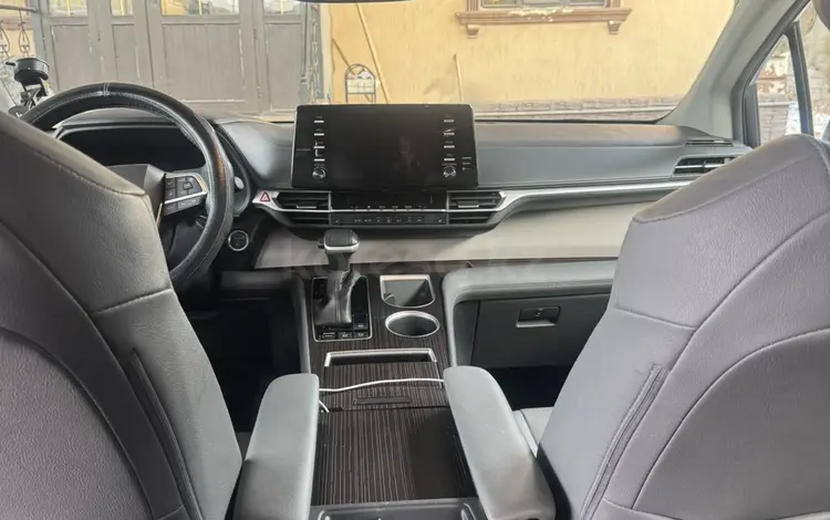 Toyota Sienna 2022 года за 22 300 000 тг. в Алматы