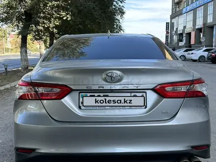 Toyota Camry 2019 года за 12 500 000 тг. в Актобе – фото 4