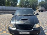 Kia Carnival 2001 годаүшін1 500 000 тг. в Тараз