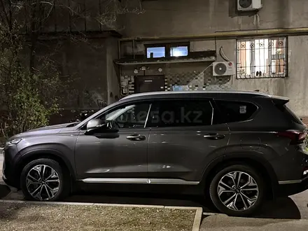 Hyundai Santa Fe 2019 года за 15 210 000 тг. в Алматы – фото 3