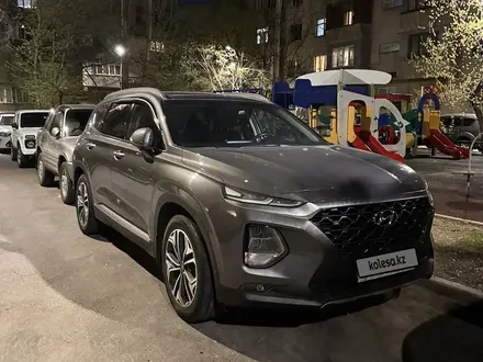 Hyundai Santa Fe 2019 года за 15 210 000 тг. в Алматы – фото 5