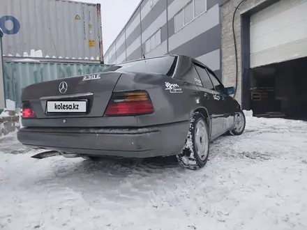 Mercedes-Benz E 260 1992 года за 1 300 000 тг. в Астана – фото 2