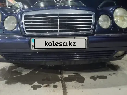 Mercedes-Benz E 320 1995 года за 2 100 000 тг. в Сарыкемер – фото 2