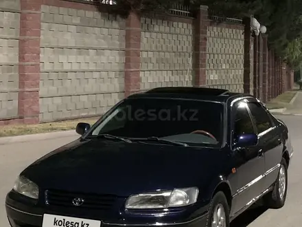 Toyota Camry 1998 года за 3 800 000 тг. в Алматы – фото 2