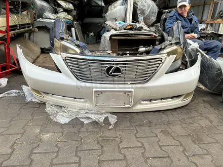 Бампер на Lexus Ls 460 в идеальном состоянии с туманками за 140 000 тг. в Алматы