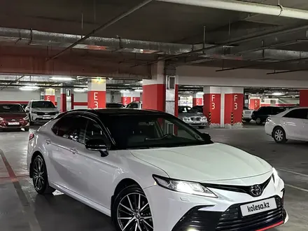 Toyota Camry 2021 года за 13 700 000 тг. в Алматы – фото 2