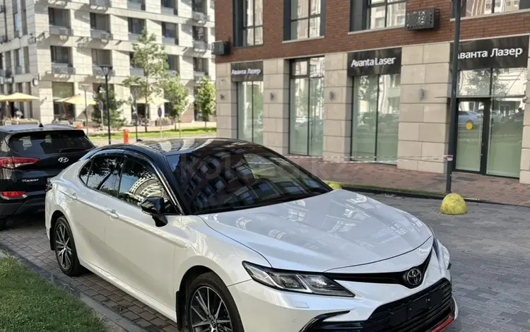 Toyota Camry 2021 года за 13 700 000 тг. в Алматы