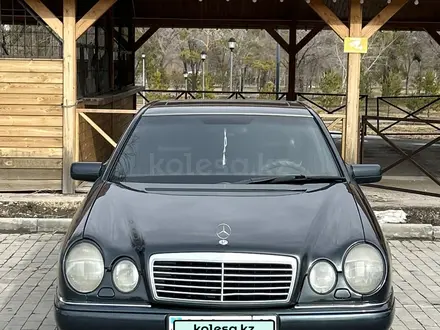 Mercedes-Benz E 280 1997 года за 3 300 000 тг. в Алматы