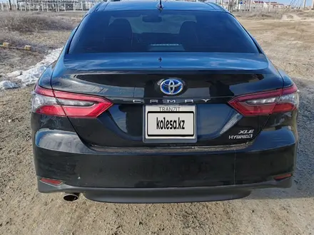 Toyota Camry 2022 года за 14 150 000 тг. в Атырау – фото 2