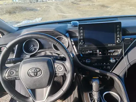 Toyota Camry 2022 года за 14 150 000 тг. в Атырау – фото 18