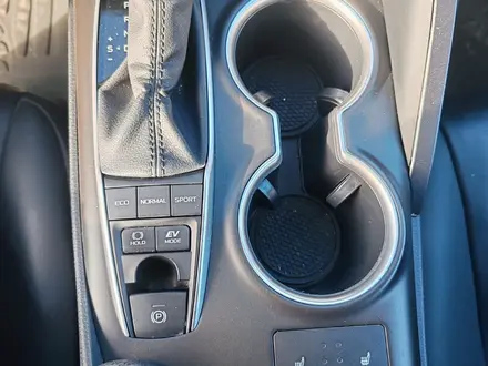 Toyota Camry 2022 года за 14 150 000 тг. в Атырау – фото 19