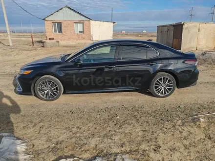 Toyota Camry 2022 года за 14 150 000 тг. в Атырау – фото 4